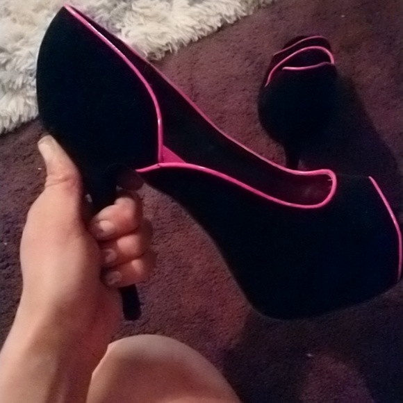 Shoes - Picture 5 of 6